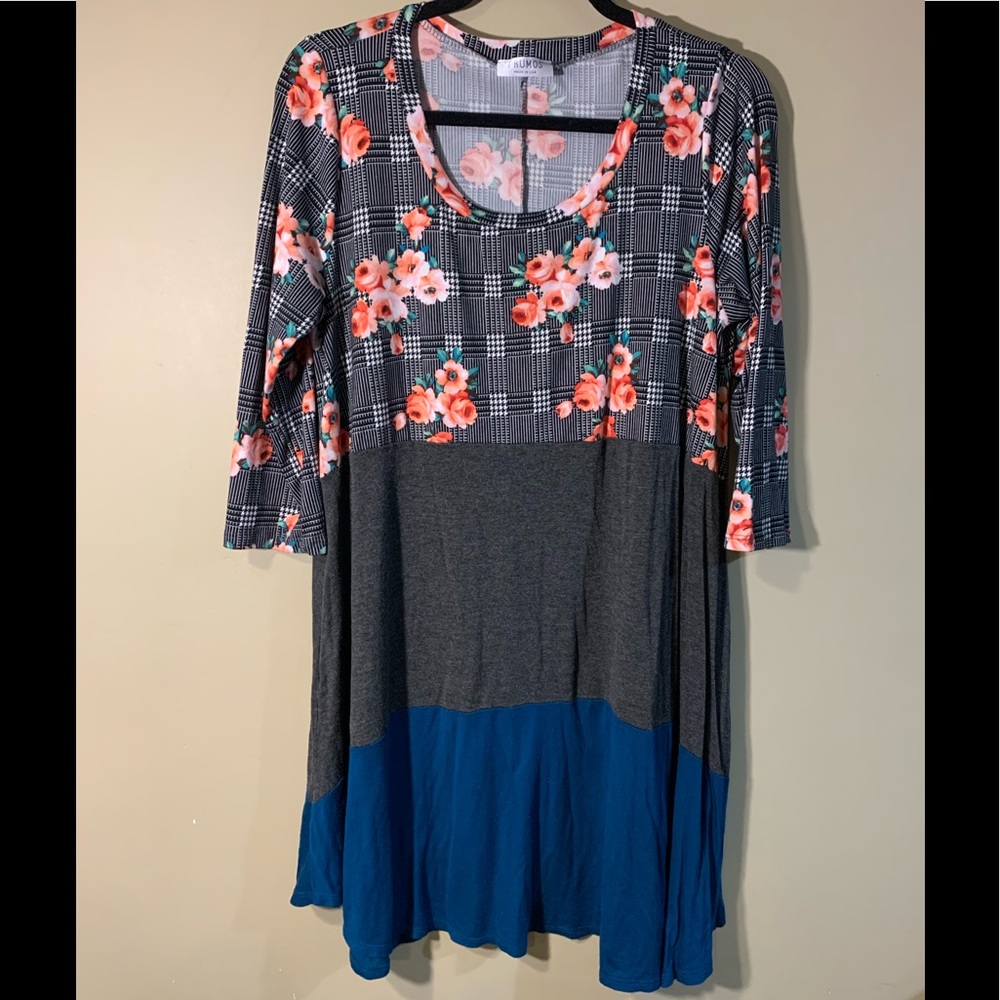 Beautiful, super sort, comfortable and stylish tunic/dress.  Size 1X.